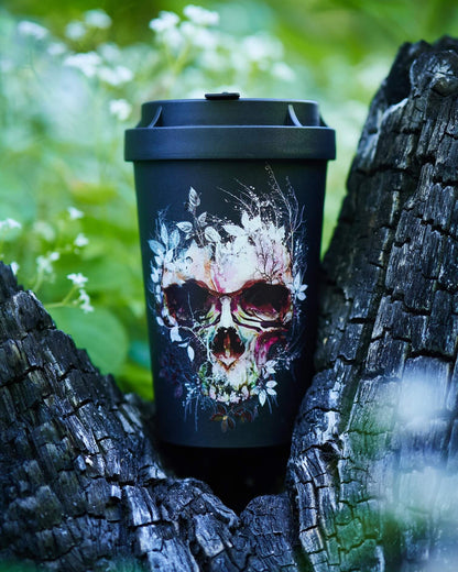 Mehrweg Coffee togo Becher Skull Design artgritt auf verbranntem Baum im Wald