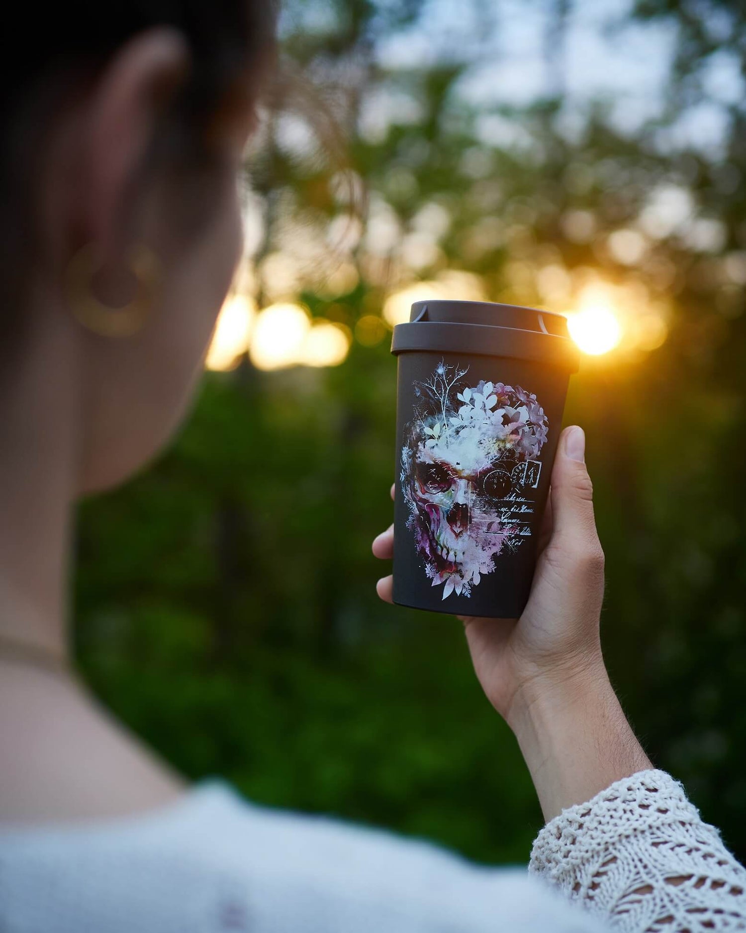 Kaffeebecher to go Mehrweg mit Totenkopf Design artgritt in der hand einer Frau